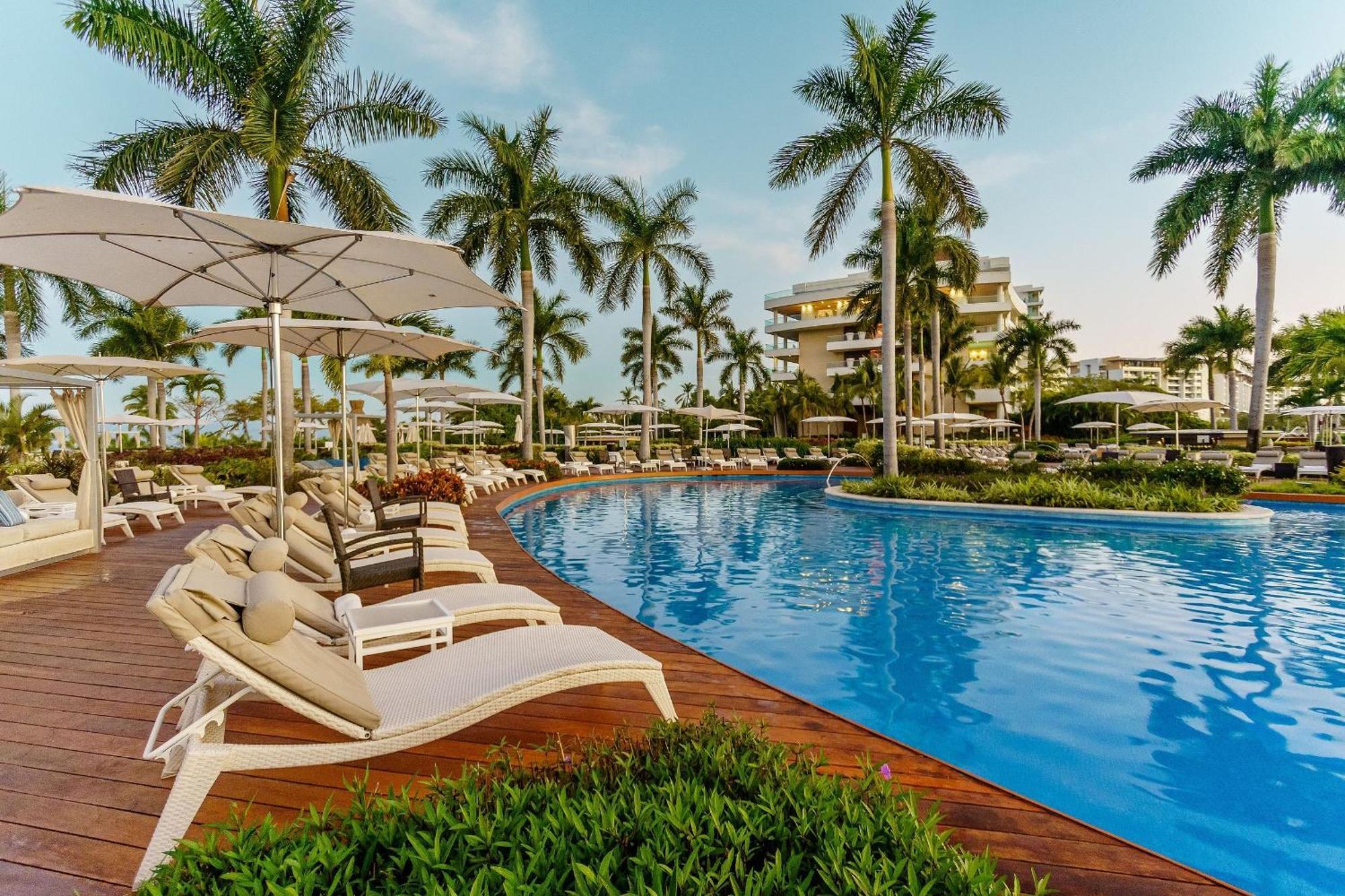 נובו ואלארטה The Grand Luxxe Three Bedroom Spa Suite מראה חיצוני תמונה